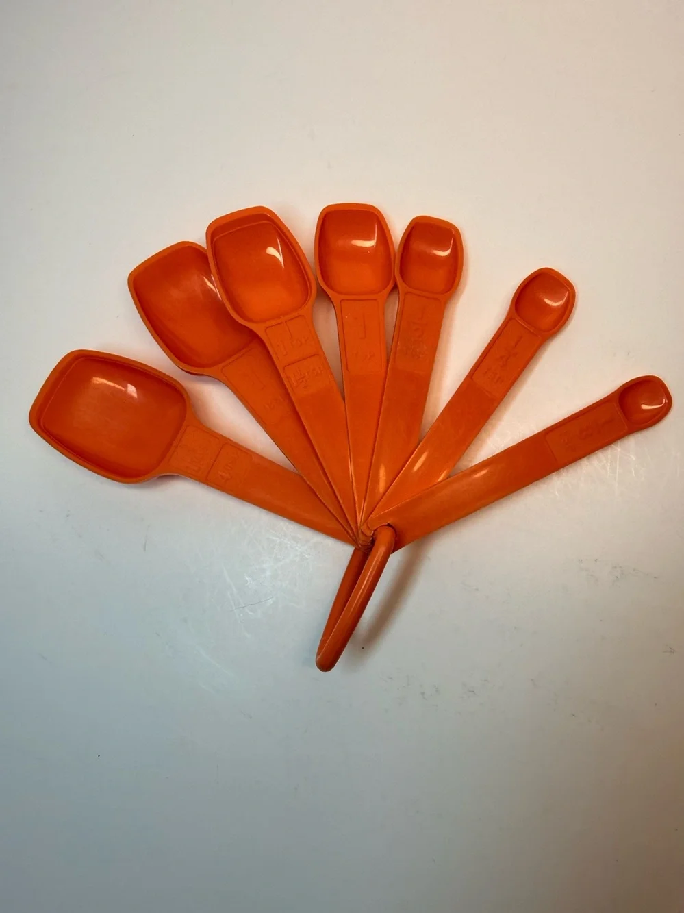 Vintage Tupperware Measuring Spoons Set 7 piece  orange Flat Bottom